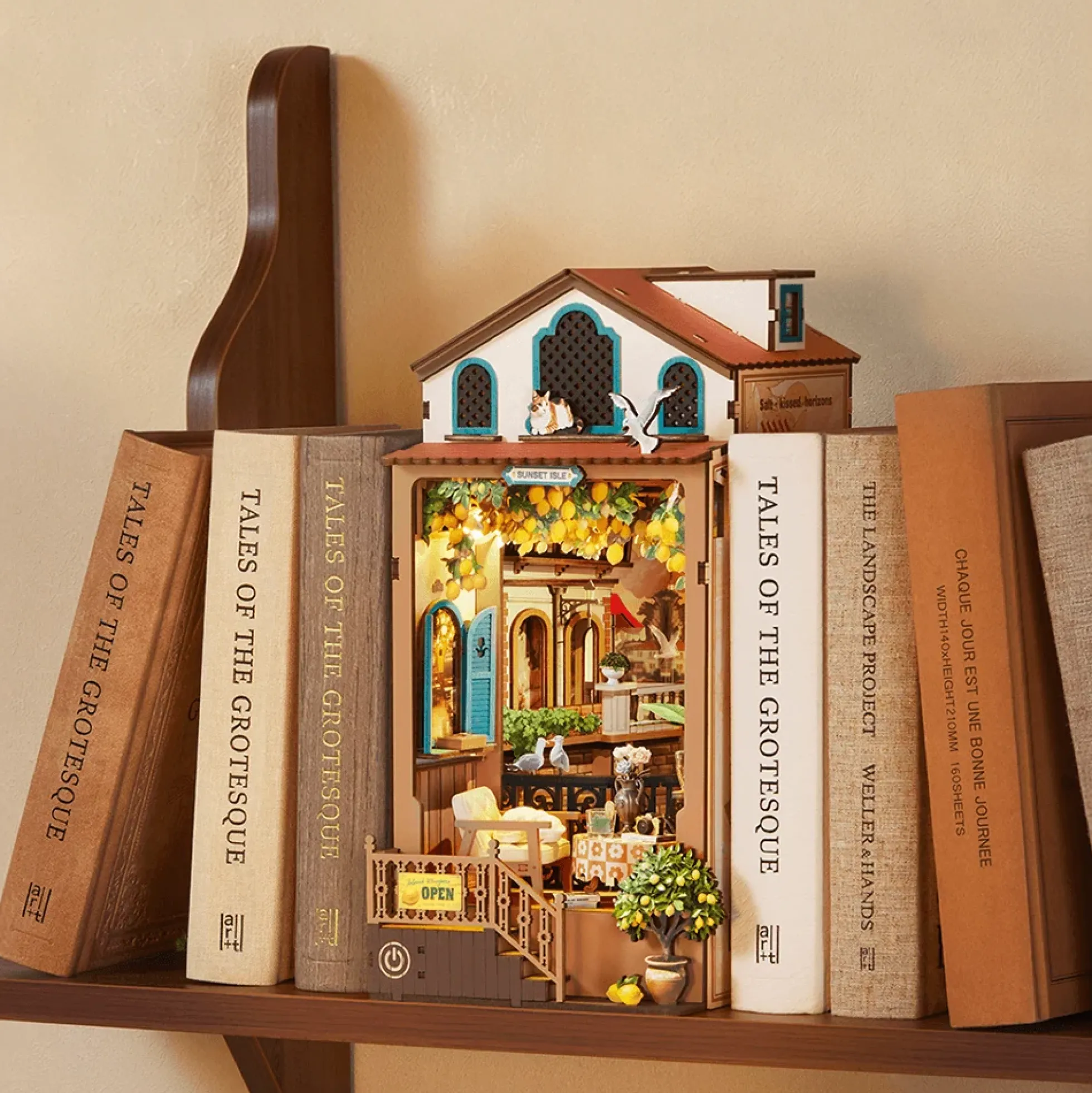 Book Nook Sunset Isle, Bausatz mit Küstenstadt und zwei Lichtstimmungen