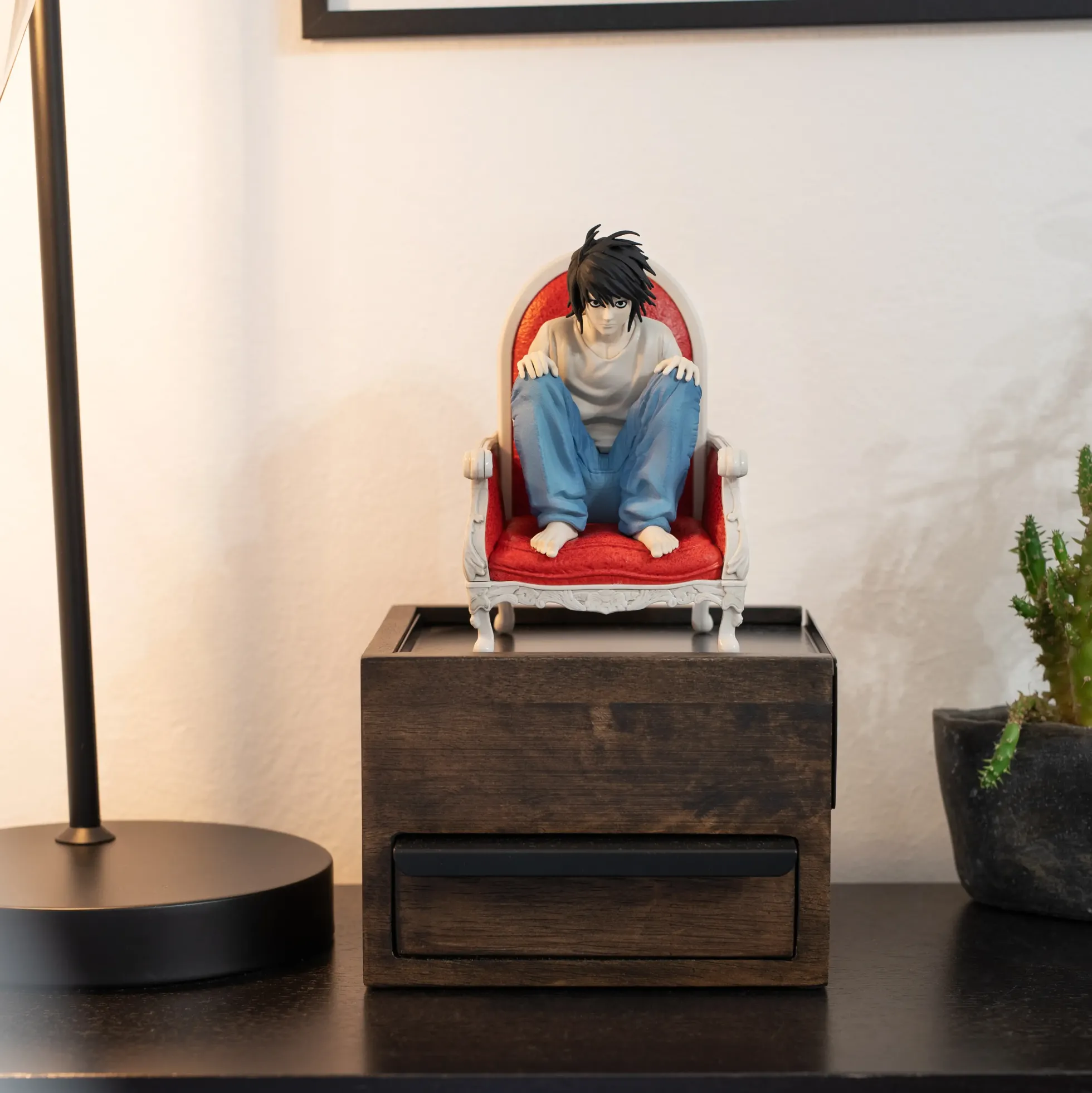 Death Note Sammelfigur L im Sessel