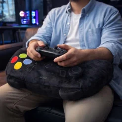 Gamepad Kissen aus Plüsch mit Steuerkreuz und bunten Knöpfen