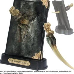Harry Potter Tom Riddles Tagebuch mit Basiliskenzahn als Skulptur