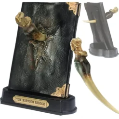 Harry Potter Tom Riddles Tagebuch mit Basiliskenzahn als Skulptur