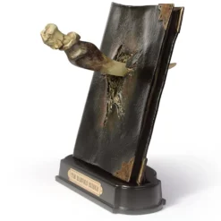 Harry Potter Tom Riddles Tagebuch mit Basiliskenzahn als Skulptur