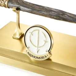Harry Potter Zauberstab Alohomora mit Ständer und Anstecker