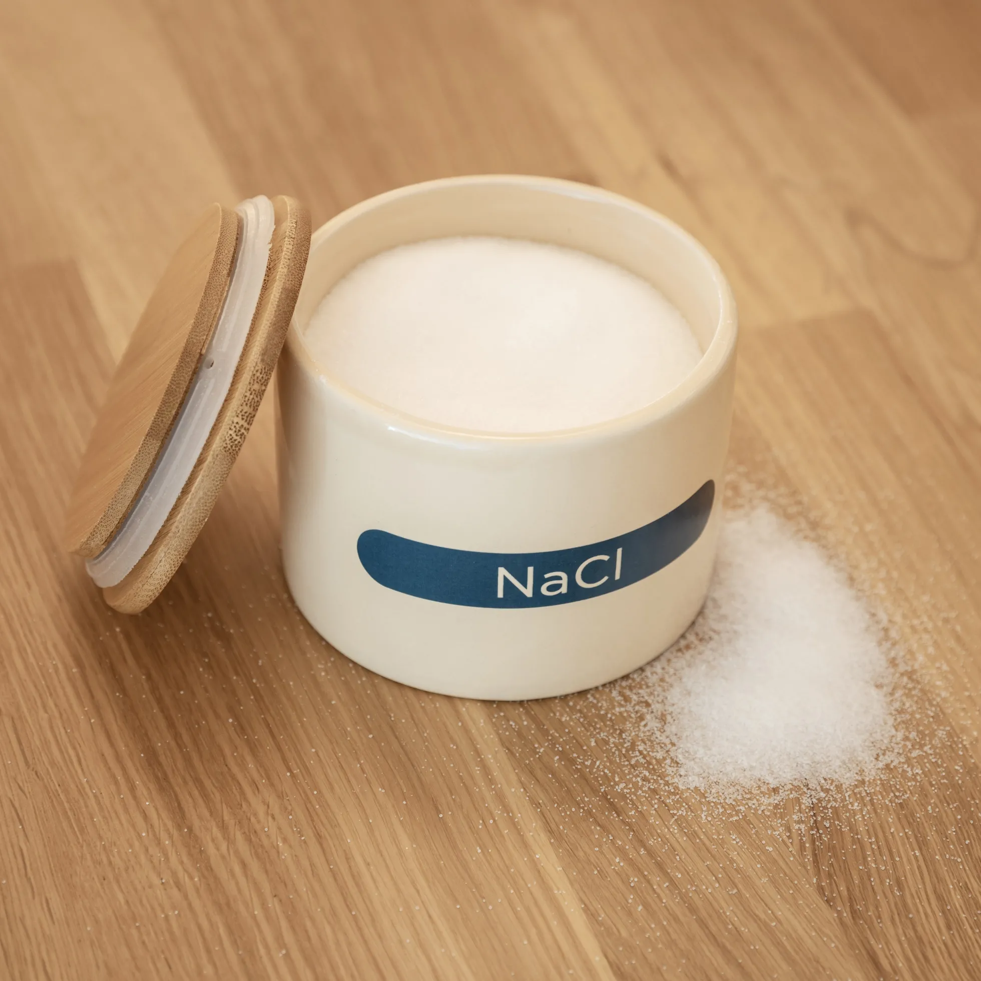 Keramik-Vorratsdose Salz mit der Formel NaCl