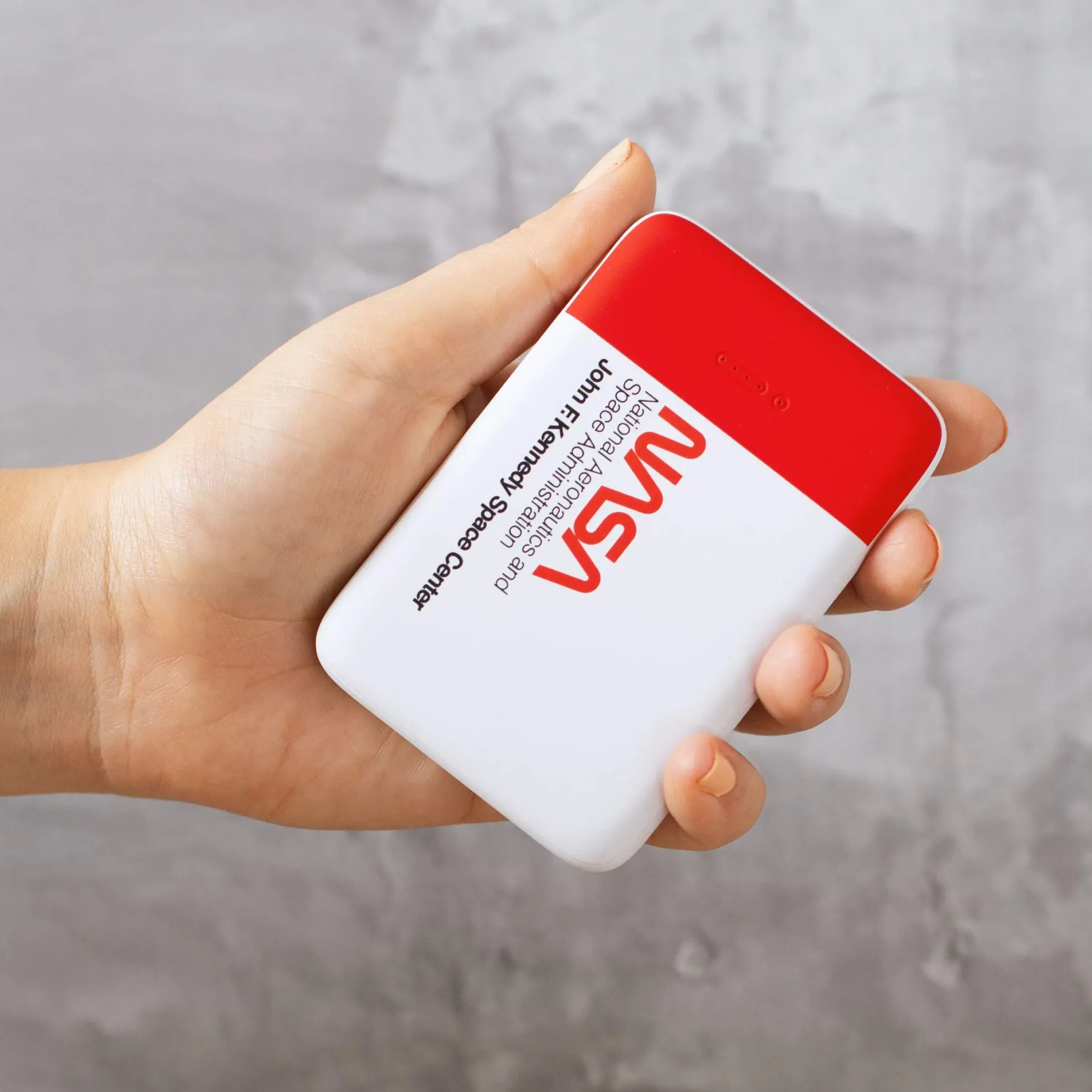 NASA Powerbank mit kabellosem Laden