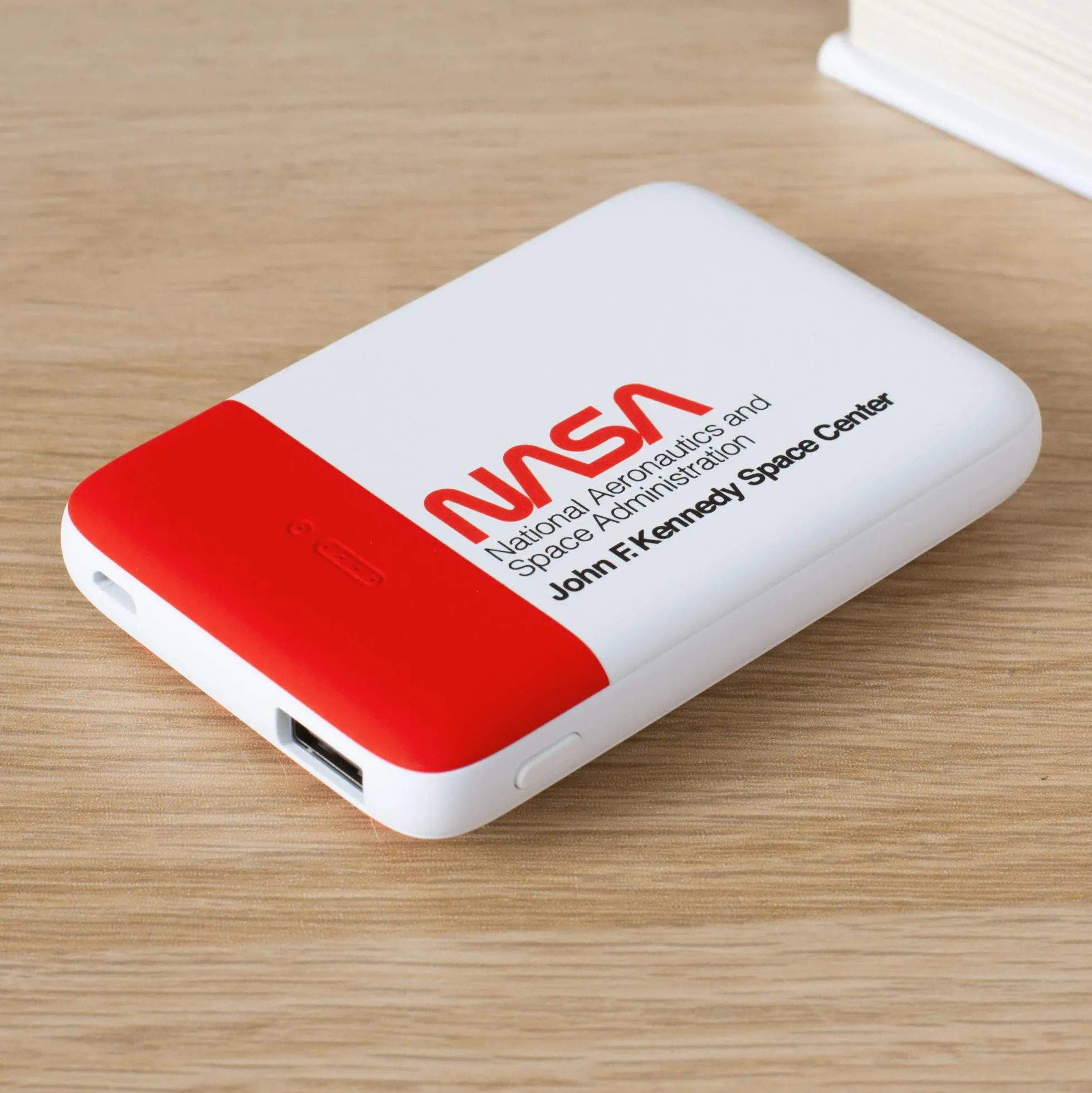 NASA Powerbank mit kabellosem Laden