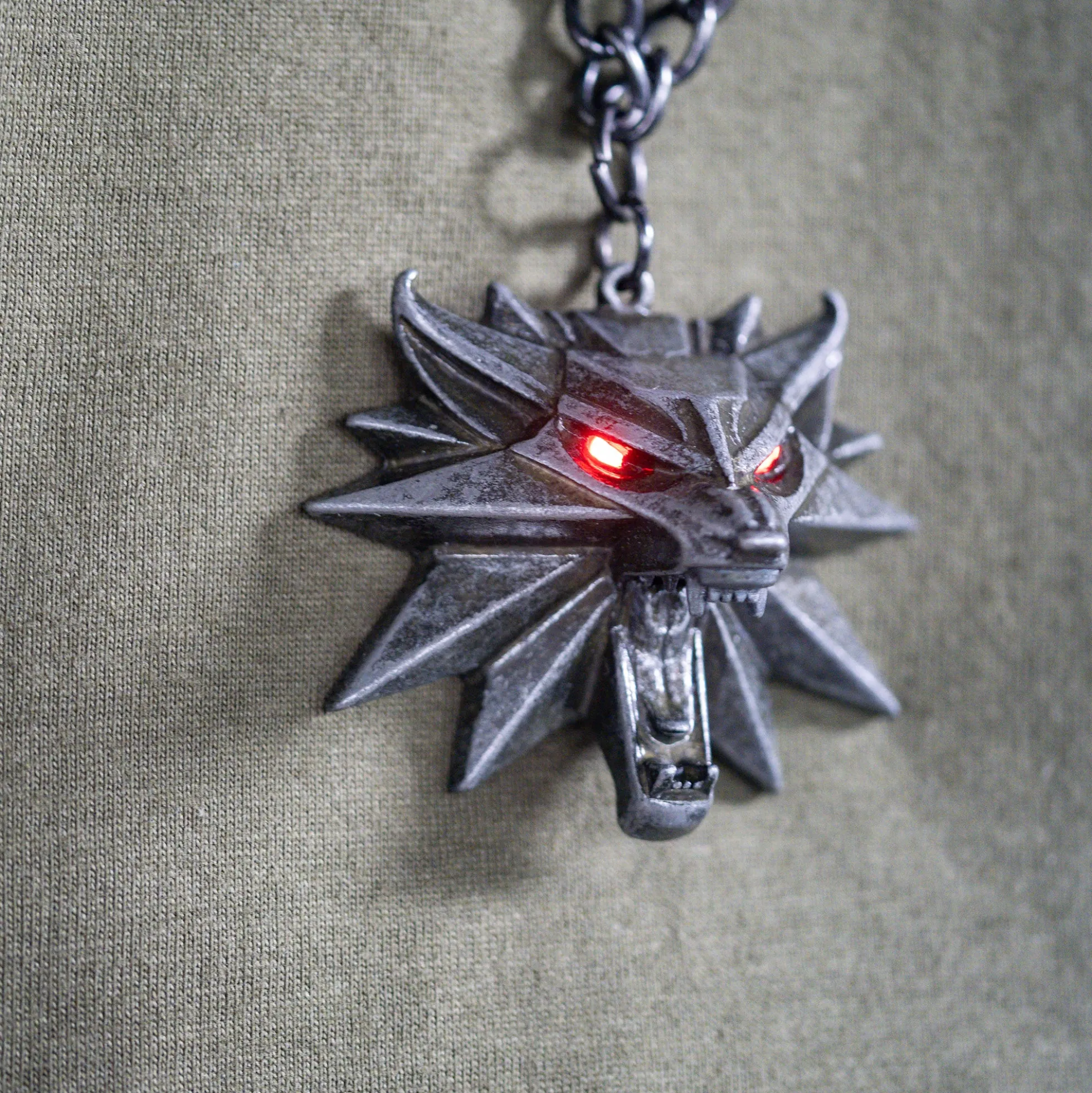 The Witcher 3 Wild Hunt Wolf Medaillon mit LED Augen