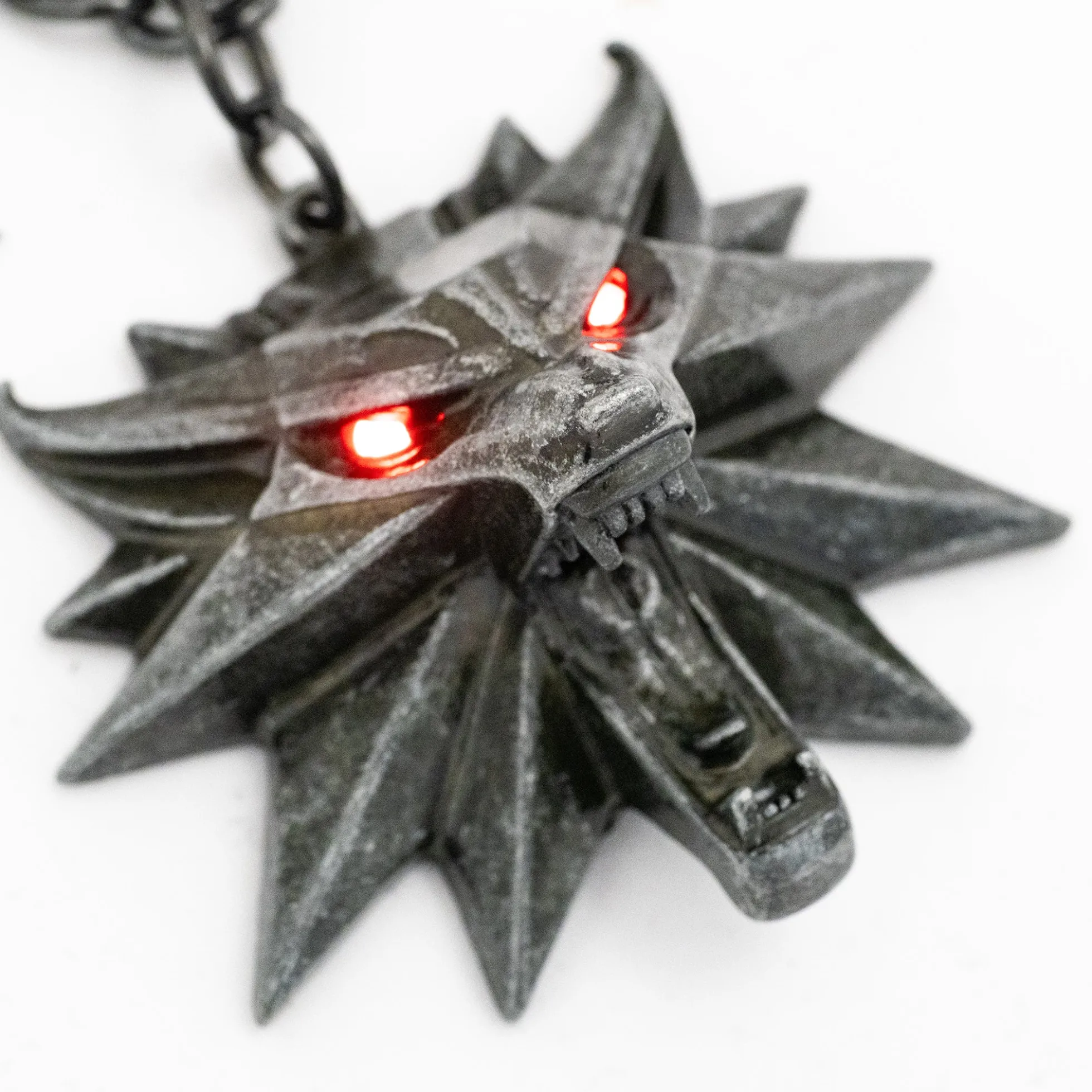 The Witcher 3 Wild Hunt Wolf Medaillon mit LED Augen